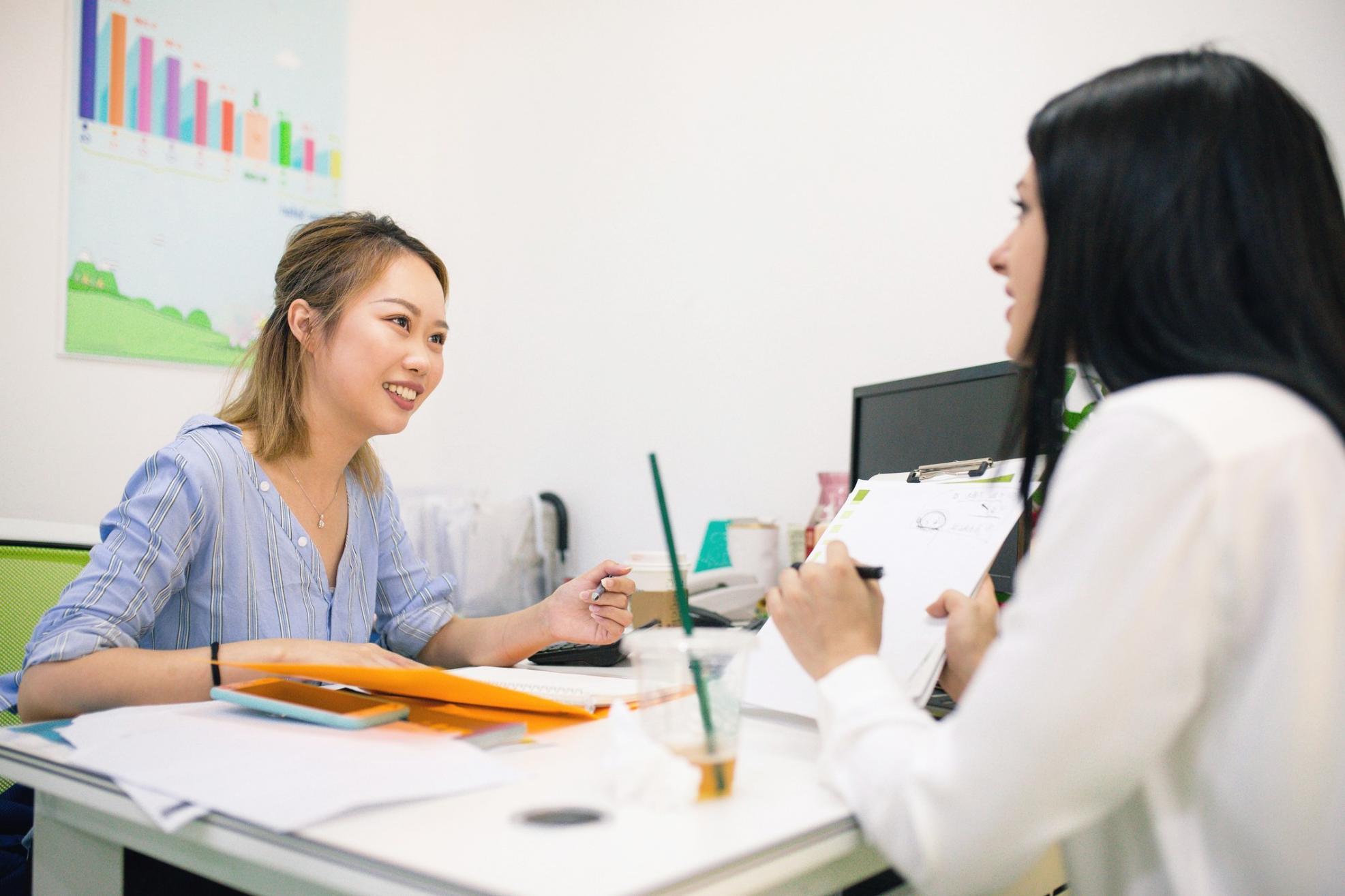 Professionista SEO che analizza dati di contenuto